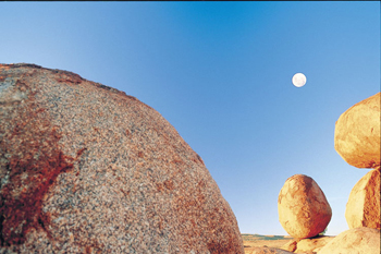 Devils Marbles a highlight of the 1500 klm from Alice Springs to Darwin