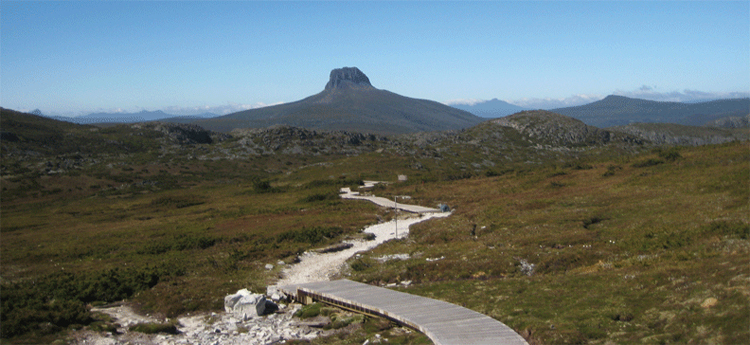 Hiking Cradle Mountain in Tasmania