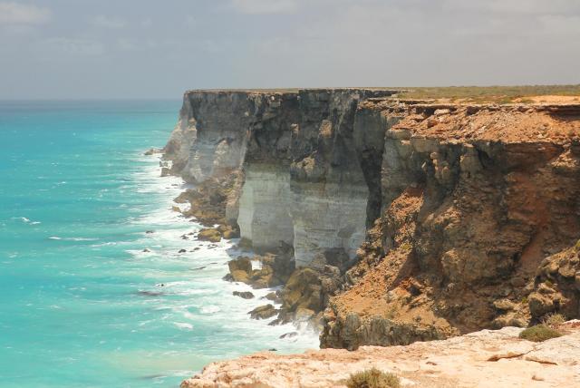 the longest continuous cliff coast line in the Southern Hemisphere, the spectacular Bunda Cliffs or "Edge of Australia". 