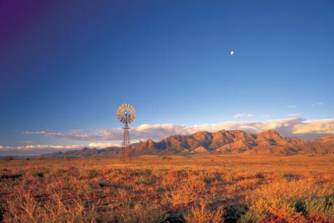 Adelaide to Alice Springs  seeing Wilpena Pound Flinders Ranges on a overland Australia tour